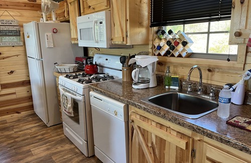 Clayton Cabin | The Romantic LOVE NEST mountain Log Cabin w/Lake view-5 minutes from the beach!
