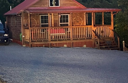 Clayton Cabin | The Romantic LOVE NEST mountain Log Cabin w/Lake view-5 minutes from the beach!
