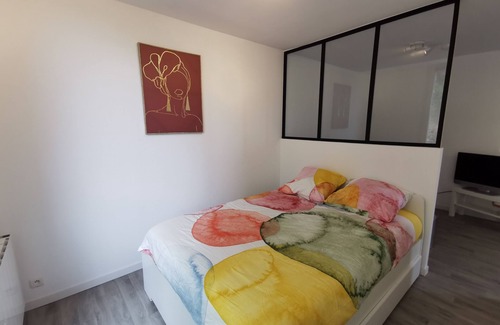 Auvers-sur-Oise House | The Roses Cottage Overlooking the valleynguest house and garden