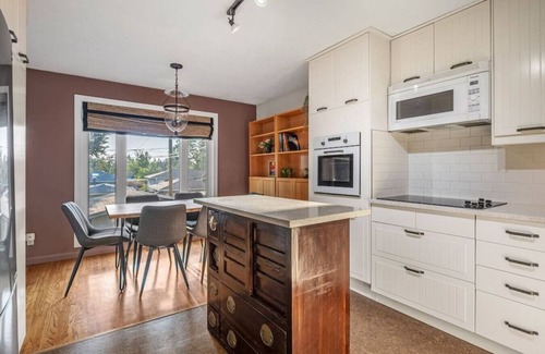 Southeast Calgary House | The Rosy Larch | Pet + Family Friendly | Central