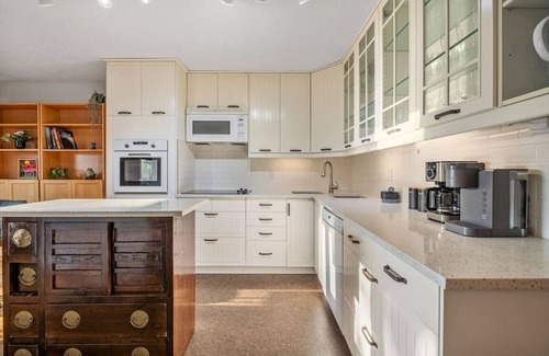 Southeast Calgary House | The Rosy Larch | Pet + Family Friendly | Central