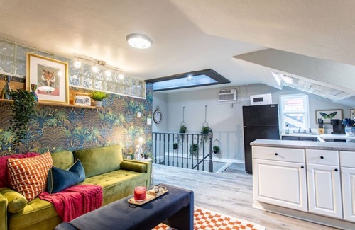Bloomfield Apartment | The Roxy: Short/Long Term Stay | Park Off-St Free