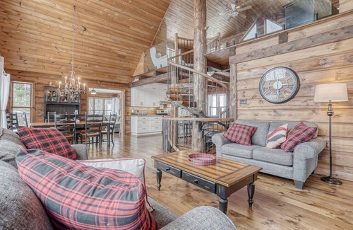 Notre-Dame-de-Pontmain Cabin | The Rustik Refuge a beautiful river view/spa chalet