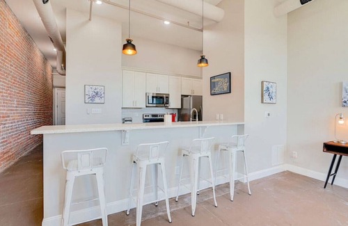 Newport News Apartment | ❤️The Safe House❤️Downtown Newport News!