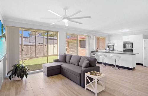 Mannering Park House | The Sailor's Haven - 200m from Boat Ramp!