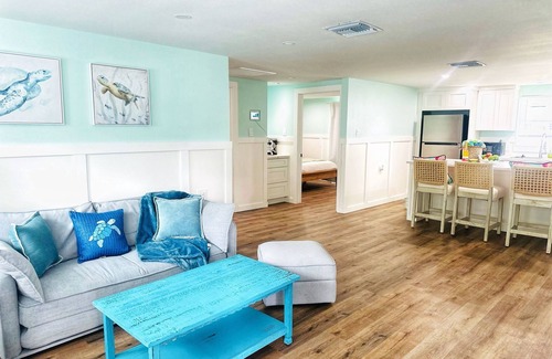 Port Richey Cottage | "The Salty Lime" Walk to Restaurant/bars, park.