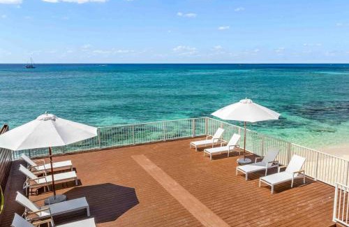 Seven Mile Beach Apartment | The Sands 5 - Last-Minute Deal Available on This Luxury Oceanfront Condo