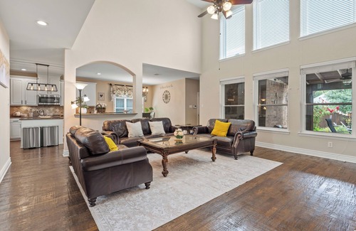 Allen House | The Sapphire Sanctuary : 5 Bedroom Haven & Sparkling Pool