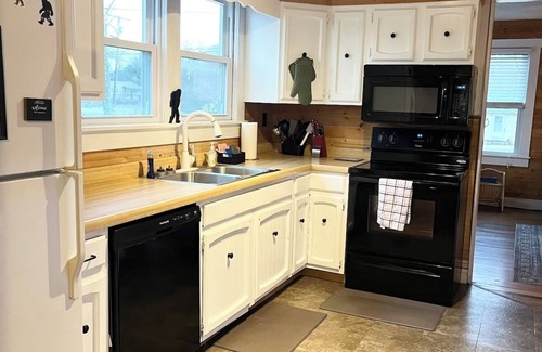 Summerlee House | The Sasquatch Retreat: Cozy 3BR Near Adventures!