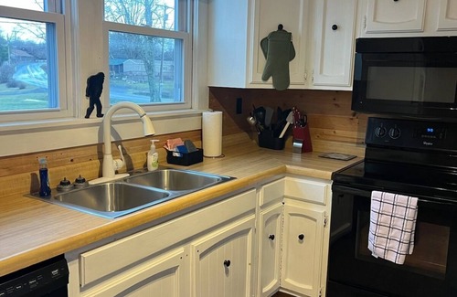 Summerlee House | The Sasquatch Retreat: Cozy 3BR Near Adventures!