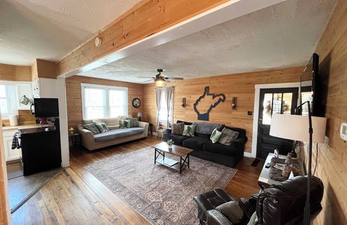 Summerlee House | The Sasquatch Retreat: Cozy 3BR Near Adventures!