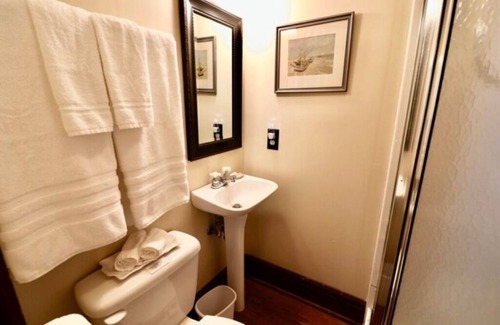 Niagara Falls Bed & Breakfast | The Scott Room w/queen bed