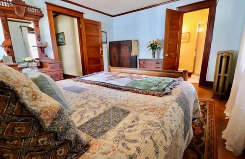 Niagara Falls Bed & Breakfast | The Scott Room w/queen bed