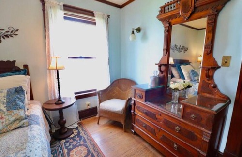 Niagara Falls Bed & Breakfast | The Scott Room w/queen bed