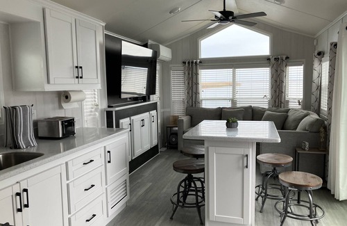 Sandbridge House | The Seashell Shack - Waterfront Tiny House on Back Bay