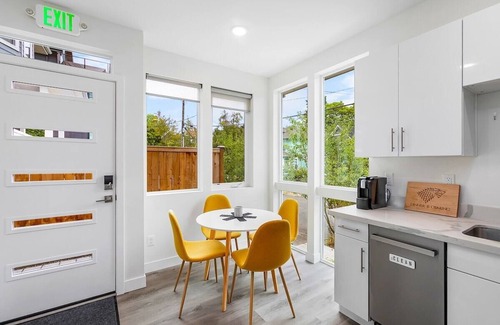 Capitol Hill Apartment | The Seattle Kraken Sweet Suite