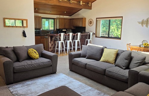 Sequim Apartment | The Sequim Tree House is a spacious one bedroom with a bonus room for more guest