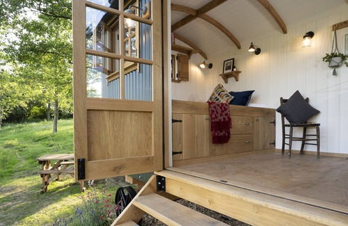 Crowborough Cabin | The Sett Shepherd's Hut at Coes Vineyard, East Sussex
