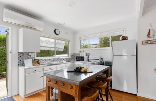St Leonards House | The Shack- Fireplace, walk to beach, pet friendly