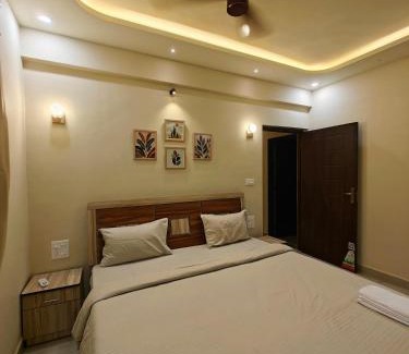Benaulim House | The Sharva 1 by Shiva stays with open air Bathtub, close to Varca beach