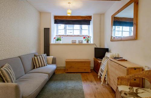 Malmesbury House | The Shoe Box cottage with allocated parking