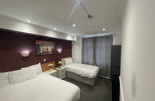 Tunstall Hotel | The Sneyd Arms Hotel