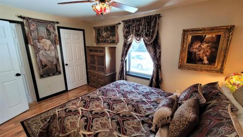 Old Town Apartment | The Sovereign Suite - Cozy And Convenient With Home Theater