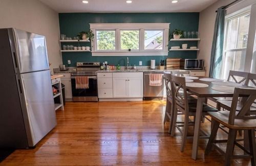 Roanoke House | The Speakeasy Guest House