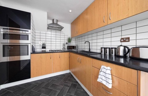 Wolverhampton House | The Spinney - 4 Bedroom House in Wolverhampton, Sleeps 8