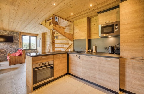 Epagny-Metz-Tessy Apartment | The squirrel, at the carpenter of yesteryear