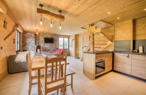 Epagny-Metz-Tessy Apartment | The squirrel, at the carpenter of yesteryear