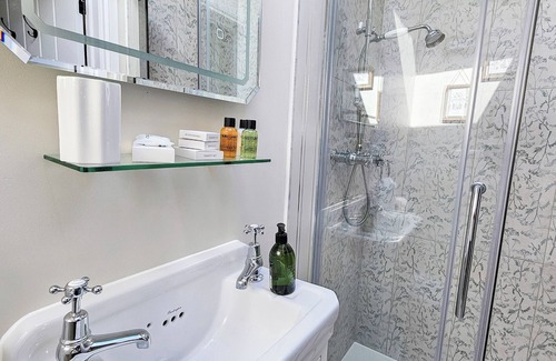 Potters Bar House | The Stables - a luxurious & tranquil country retreat with private hot tub & gym