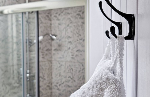 Potters Bar House | The Stables - a luxurious & tranquil country retreat with private hot tub & gym