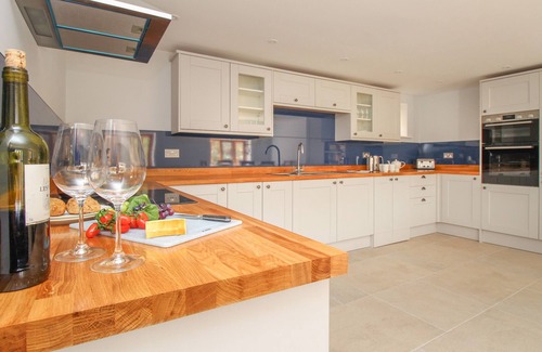 Burton Bradstock Cottage | THE STABLES, BURTON BRADSTOCK, family friendly in Burton Bradstock