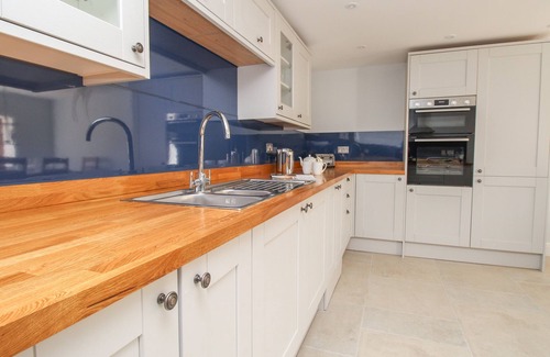 Burton Bradstock Cottage | THE STABLES, BURTON BRADSTOCK, family friendly in Burton Bradstock