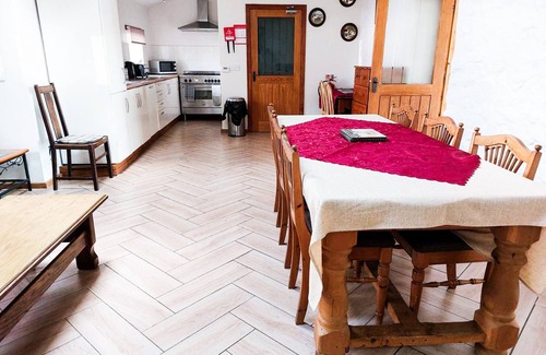 Port Talbot Cottage | The Stables - Tyn Cellar Barns