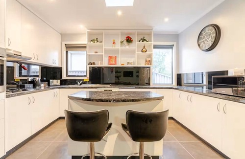 Ballarat North House | The Stanley. Huge Entertainer. Pool table/table tennis mins from main street.