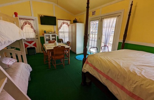 Canton Cabin | The Strawberry House Near First Monday Trade Days