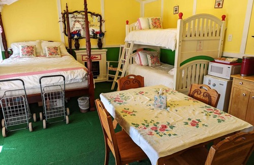 Canton Cabin | The Strawberry House Near First Monday Trade Days