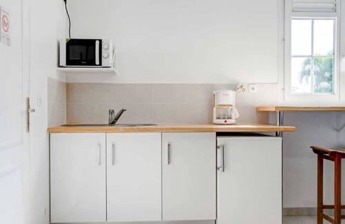 Tartane Apartment | The Studio Mahoganys facing the peninsula of Caravelle