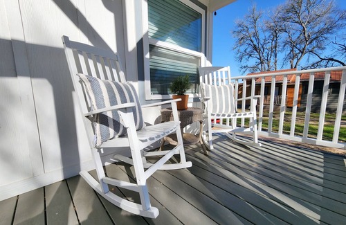 Staples Cabin | "The Suite" w/King Bed - By The San Marcos River