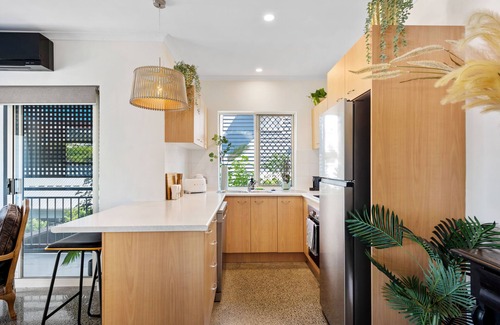 Bulimba Apartment | The Summer Home! 2Bed/2Bath/1Car/Balcony ~ Bulimba