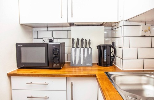 Aberdeen West End Apartment | The Summit West End - 1BR Cosy Flat, Central, Wifi