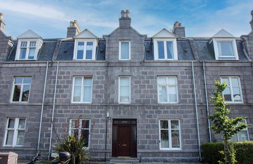 Aberdeen West End Apartment | The Summit West End - 1BR Cosy Flat, Central, Wifi