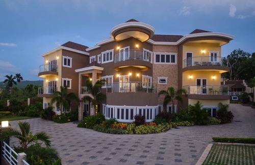 IronShore Estates Villa | The Sun Seeker Villa Ja. 7 bedroom villa with butler & chef, and housekeeping.