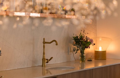 North End Apartment | The Sunrise Queen - Boutique Guest Suites