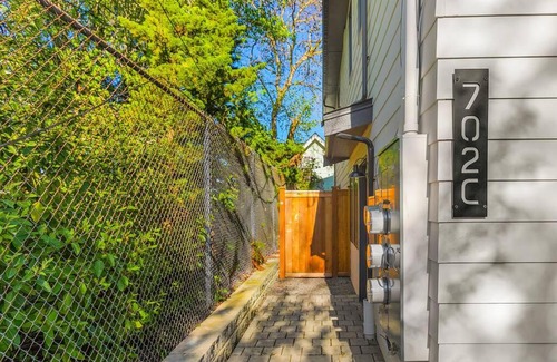 Minor Apartment | The Sweetest Hill - 81 Walkscore!