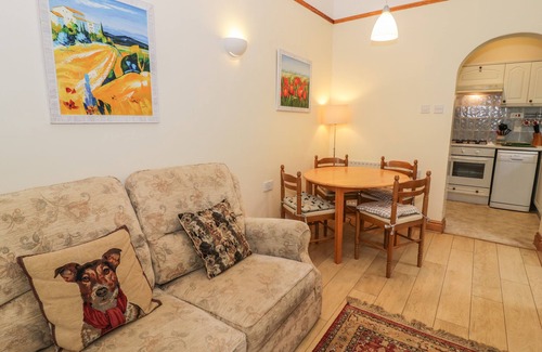 Severn Stoke Cottage | THE TACK ROOM, pet friendly, with pool in Upton Upon Severn