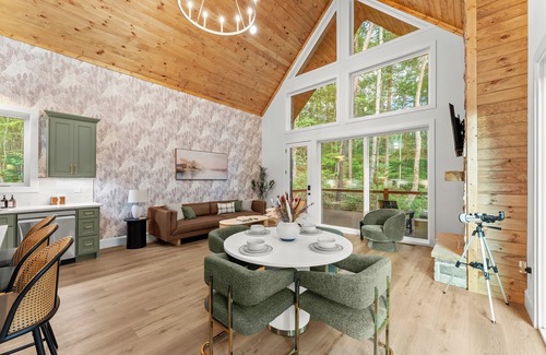 Cleveland Cabin | The Tallulah Cabin - Luxury Mountain Cabin - Pickleball - Hot Tub - King Beds