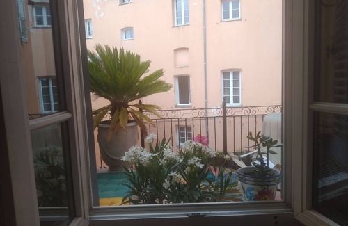 Grasse Apartment | the terrace of the Cathedral/5 persons/3 bedrooms